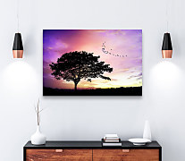 Obraz s osamelým stromom v podvečer